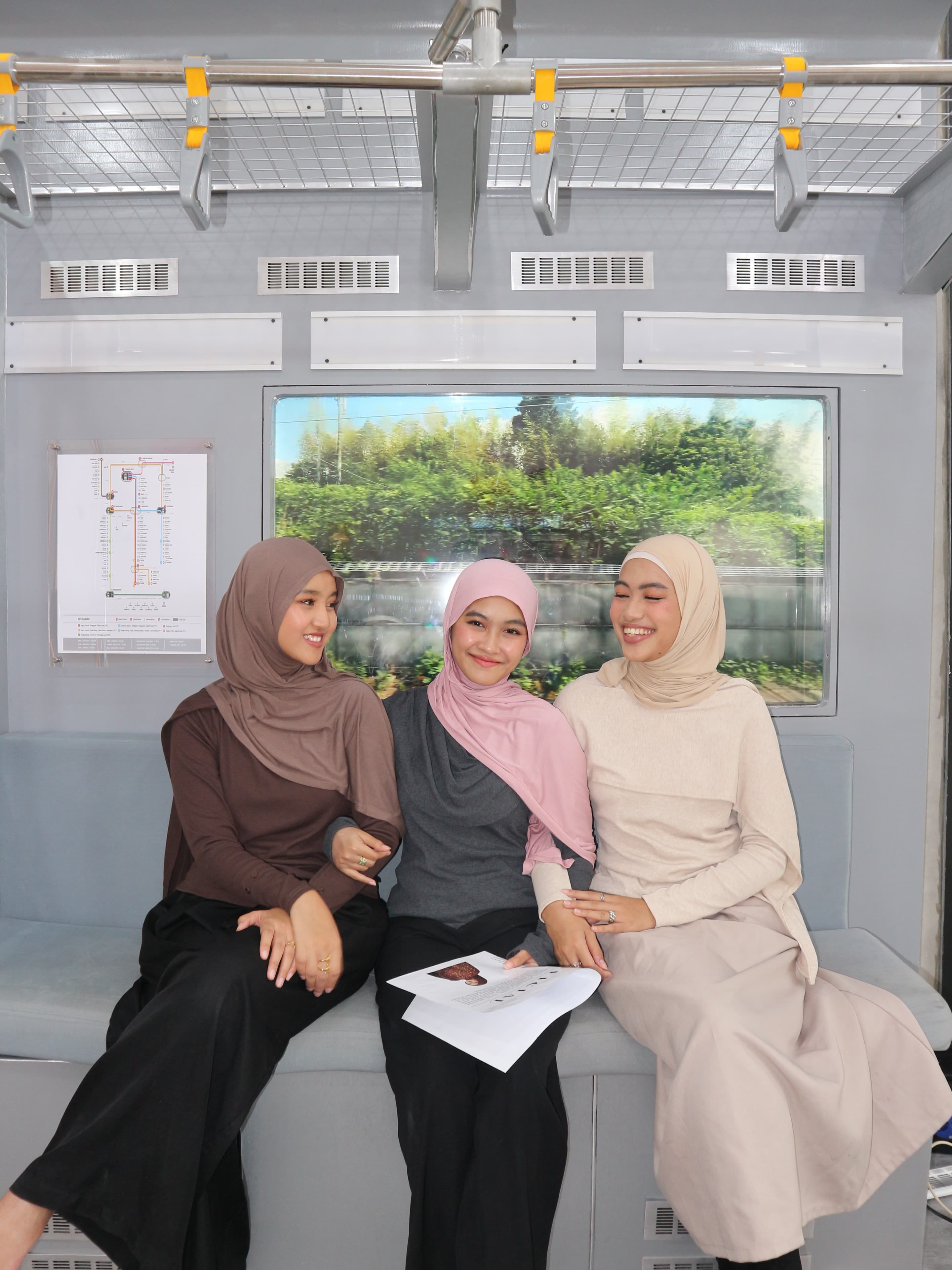 Tiga model Halcy mengenakan hijab warna netral dalam perjalanan bersama
